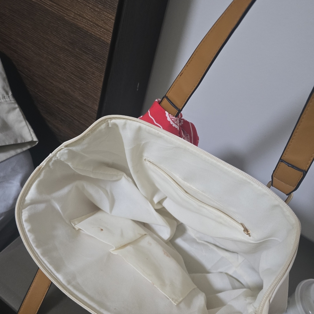 Elegant Cream Handbag with Brown Accent - Picture 5 of 10